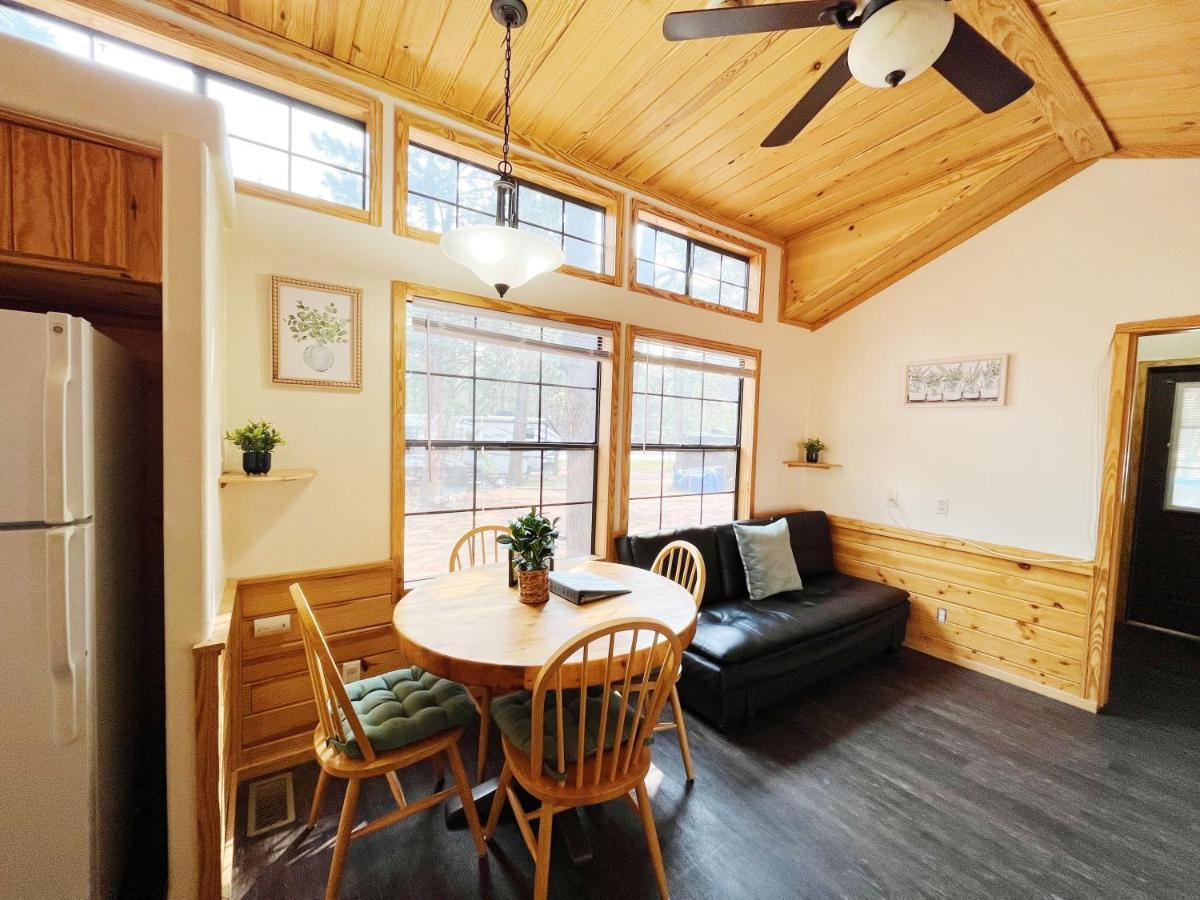 Sally'S Cabin Is A Quaint Two Bedroom Tiny Home 우드랜드 파크 외부 사진