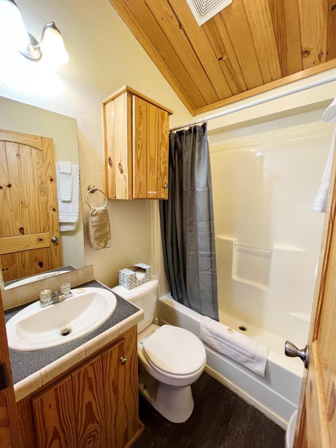 Sally'S Cabin Is A Quaint Two Bedroom Tiny Home 우드랜드 파크 외부 사진