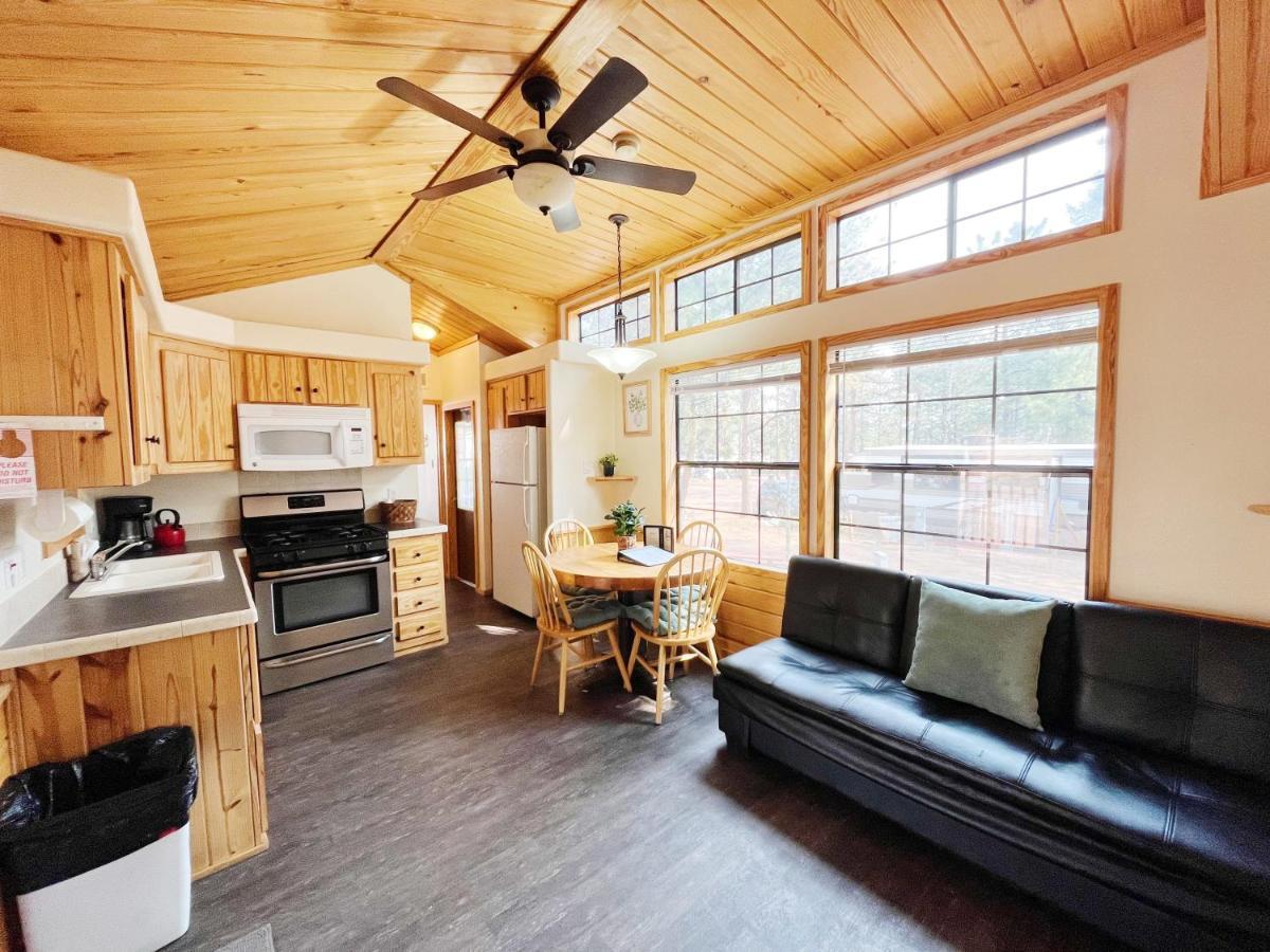 Sally'S Cabin Is A Quaint Two Bedroom Tiny Home 우드랜드 파크 외부 사진