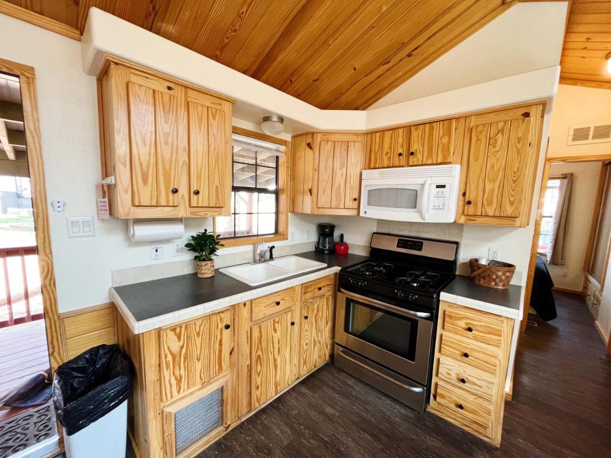 Sally'S Cabin Is A Quaint Two Bedroom Tiny Home 우드랜드 파크 외부 사진
